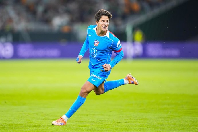 Giuliano Simeone, do Atlético de Madrid, comemora um gol durante a partida de futebol do campeonato espanhol, LaLiga EA Sports, disputada entre Real Betis e Atlético de Madrid no estádio La Cartuja, em 27 de outubro de 2025, em Sevilha, Espanha.