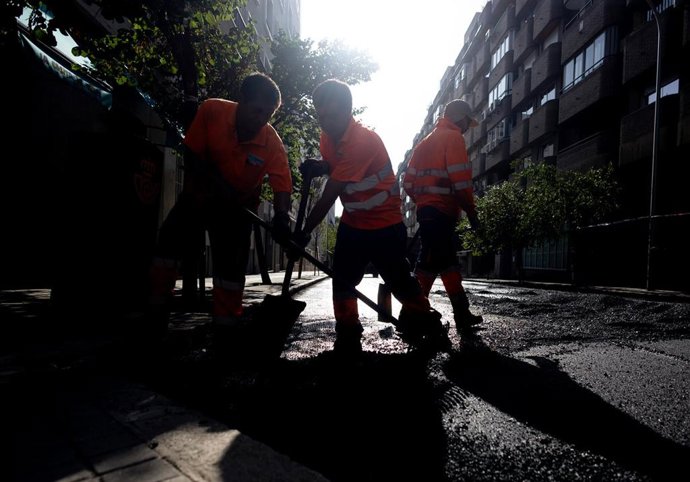 Archivo - Operarios de pavimentación trabajan durante la presentación del nuevo paquete de calles de la Operación Asfalto 