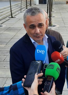 El senador y presidente del Grupo Parlamentario Vox Extremadura, Ángel Pelayo Gordillo Moreno, en declaraciones a los medios