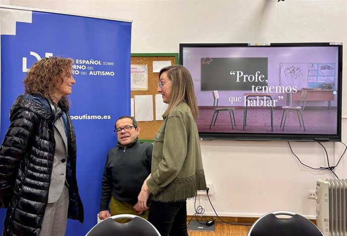 La consejera de Educación, Eva Ledo junto al director de Discapacidad del Gobierno de España, Jesús Martín y la coordinadora general del Centro Español sobre Trastorno del Espectro del Autismo, María Luisa Pinos en la presentación de la campaña.