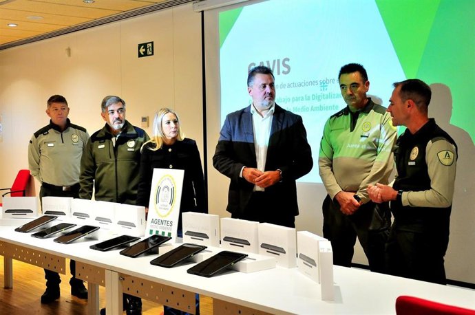 Entrega de tabletas para los agentes de medio ambiente en la provincia de Granada