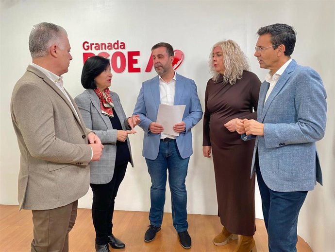 Desde la izquierda, José María Villegas, Francisca Santaella, Ismael Padilla, Flor Almón y Paco Cuenca, del grupo socialista en la Diputación de Granada