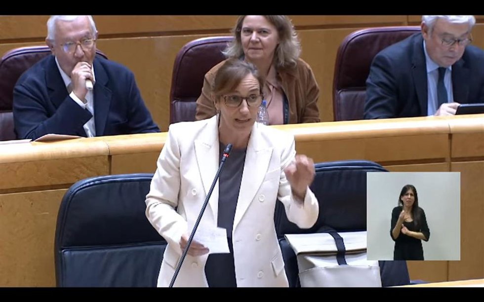El secretario general del PP en el Senado, Javier Arenas, con un váper desde su escaño.