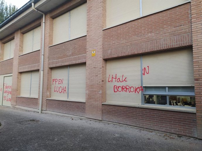 Pintadas en la fachada del CIP Donibane.