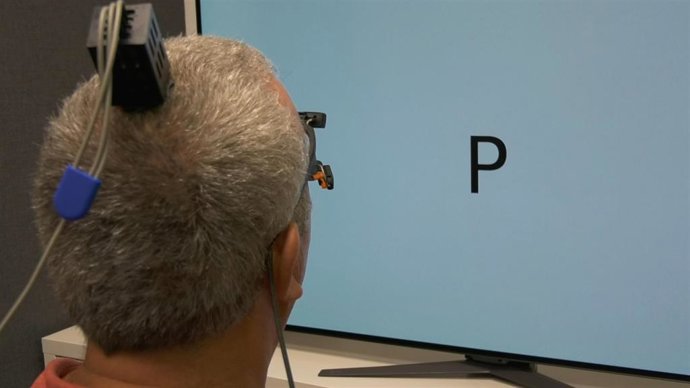 Desarrollan un sistema de visión artificial que dialoga con el cerebro y lo prueban en dos personas ciegas