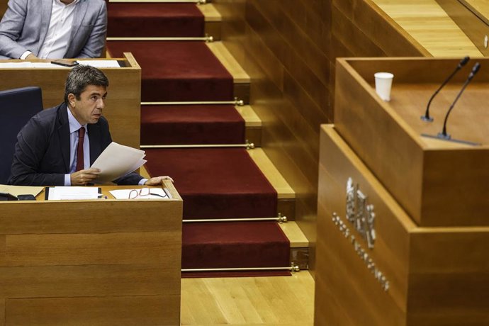 El presidente de la Generalitat valenciana, Carlos Mazón, asiste a la sesión de control en Les Corts, a 16 de octubre de 2025, en Valencia, Comunidad Valenciana (España)