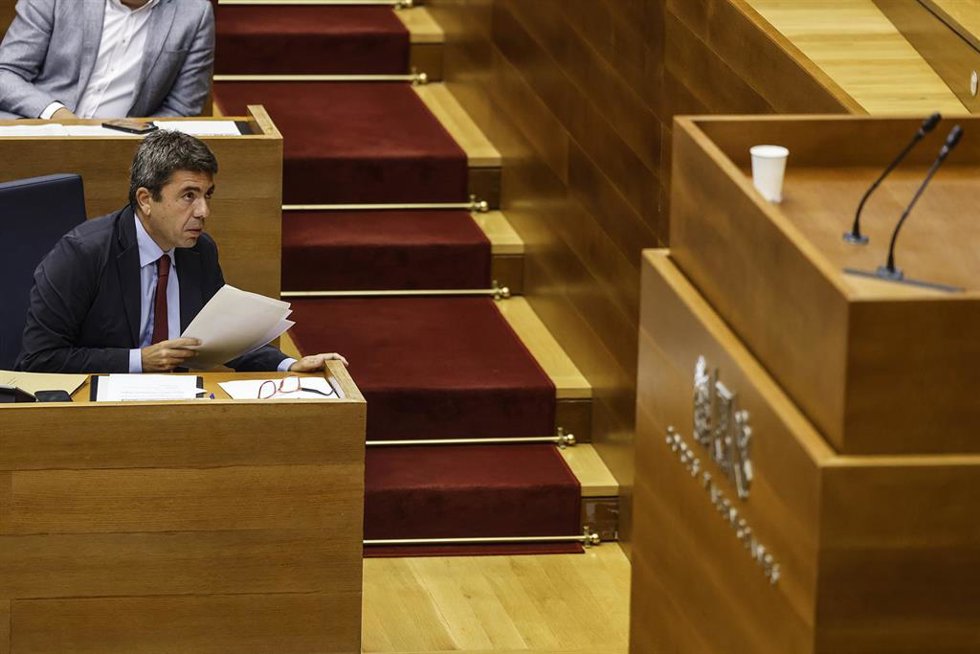 El presidente de la Generalitat valenciana, Carlos Mazón, asiste a la sesión de control en Les Corts, a 16 de octubre de 2025, en Valencia, Comunidad Valenciana (España)