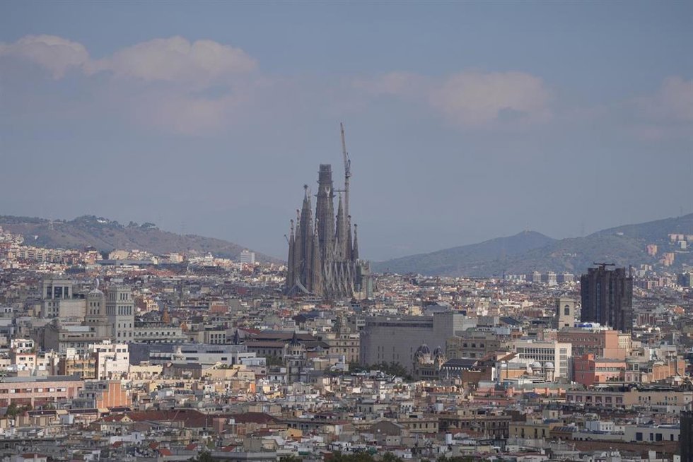 Archivo - Vistas de la ciudad de Barcelona desde la terraza-mirador de las Piscinas Municipales de Montjuic.