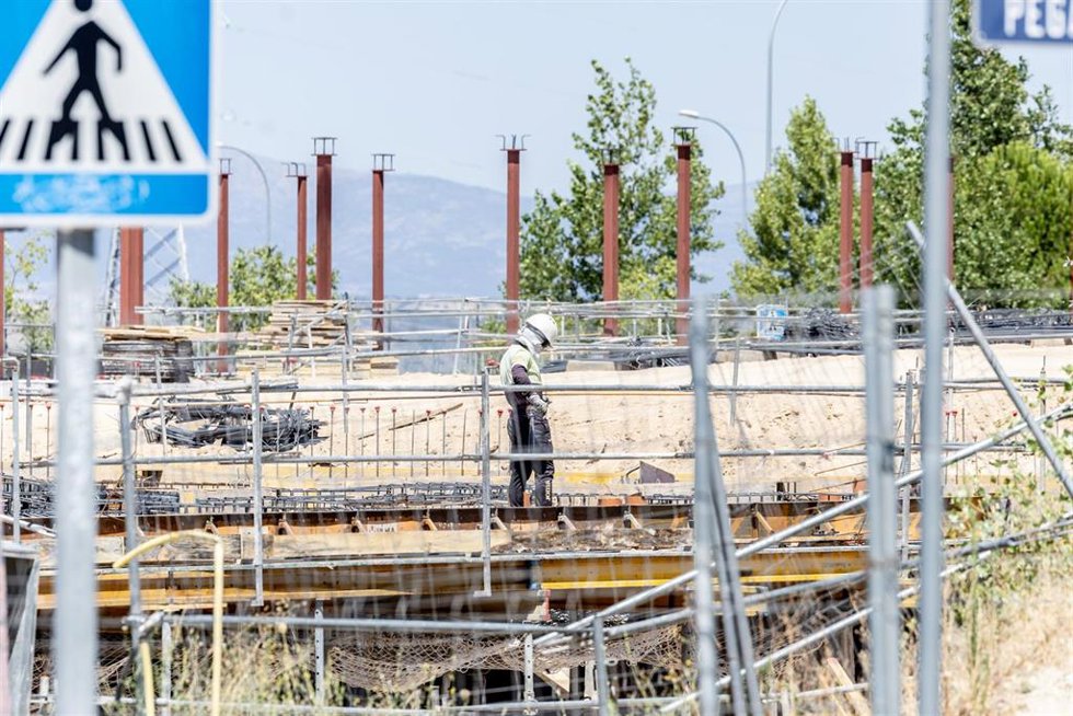 Archivo - Un obrero trabaja en la construcción de una vivienda nueva, a 29 de julio de 2025, en Madrid (España). Entre 2025 y 2026 Madrid vivirá la entrega de miles de viviendas nuevas (tanto de venta como de alquiler asequible), mientras se preparan lo
