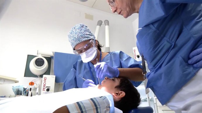 Archivo - Un paciente en una clínica dental.