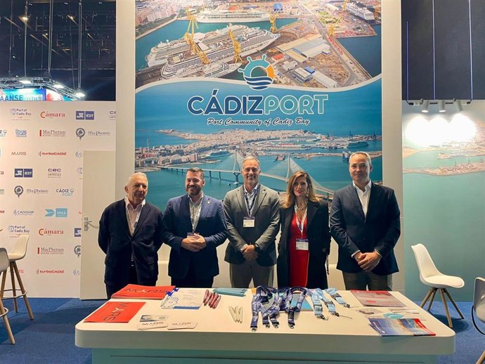 El responsable del Instituto de Empleo y Desarrollo Socioeconómico y Tecnológico (IEDT) de la Diputación de Cádiz, Andrés Clavijo, en el stand Cádiz-Port en la feria internacional Europort 2025, en Róterdam.