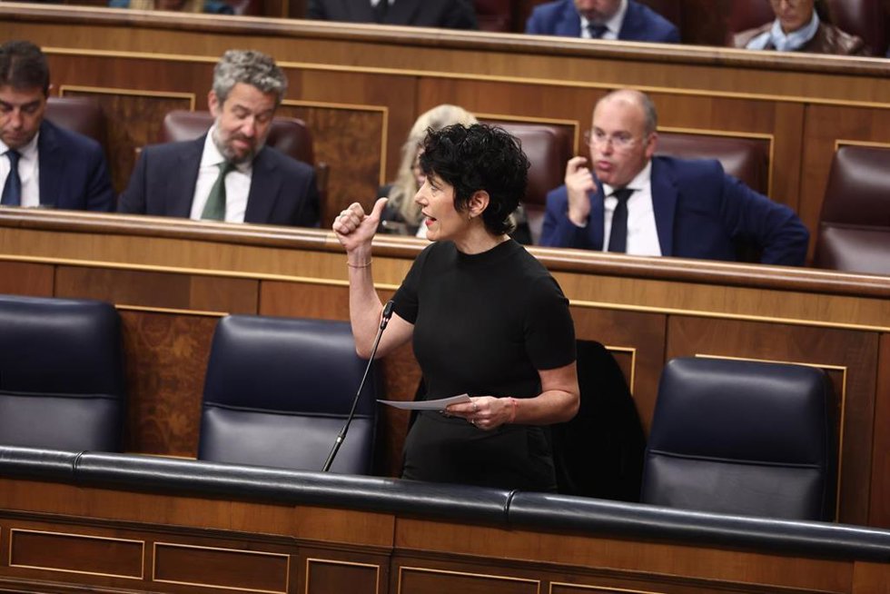 La ministra de Inclusión, Seguridad Social y Migraciones, Elma Saiz, durante una sesión de control, en el Congreso de los Diputados, a 29 de octubre de 2025, en Madrid (España). El pleno ha arrancado con un minuto de silencio en recuerdo a las 229 perso