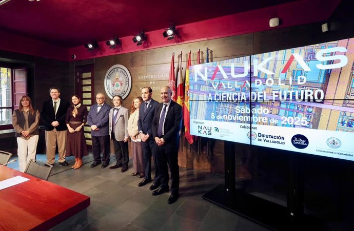El presidente de la Diputación, Conrado Íscar, el rector de la Universidad de Valladolid, Antonio Largo Cabrerizo, y el gerente del Teatro Zorilla, Enrique Cornejo, han presentado el proyecto de divulgación científica 'Naukas Valladolid'
