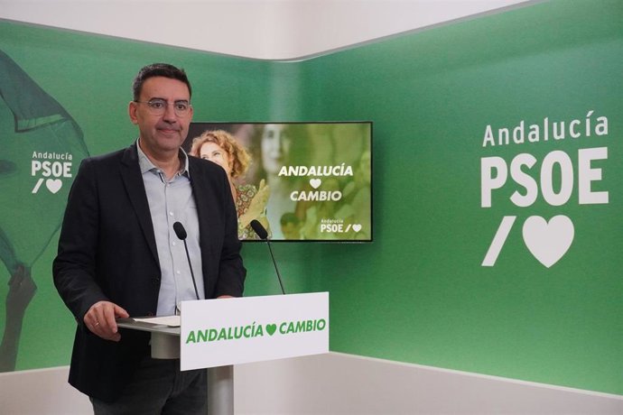 El portavoz socialista de Presidencia, Mario Jiménez, en rueda de prensa en la sede del PSOE-A en Sevilla.