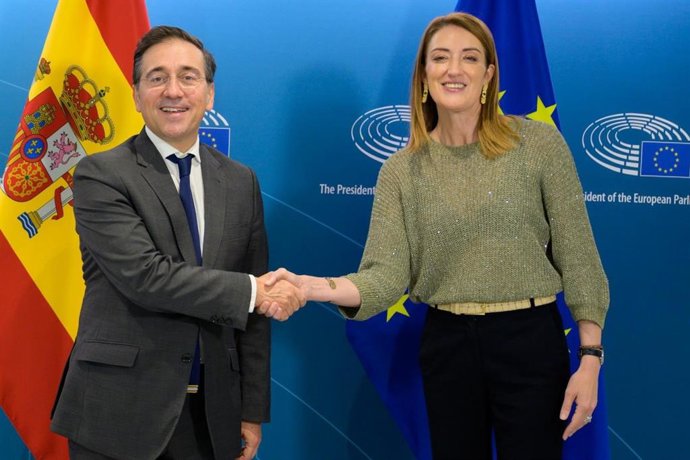 El ministro de Asuntos Exteriores, Unión Europea y Cooperación, José Manuel Albares, y la presidenta de la Eurocámara, Roberta Metsola, se reúnen en Bruselas