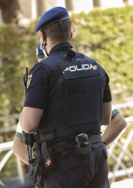 Archivo - Un agente de la Policía Nacional, de espaldas, en servicio.