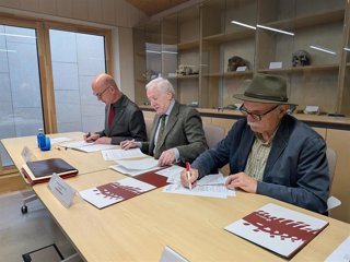 El rector de la Universidad de Burgos, José Miguel García (i); el presidente de la Fundación Atapuerca, Antonio Miguel Méndez pozo; y el vicepresidente, Eudald Carbonell.