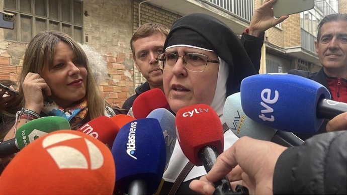 Archivo - La exabadesa del convento de las Clarisas de Belorado, Laura García de Viedma, atiende a los medios de comunicación a su llegada al Juzgado de Briviesca, a 29 de julio de 2025.