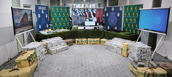 Efectos y drogas intervenidas en el marco de la operación contra la banda de narcotráfico y blanqueo de capitales desarticulada en Mallorca.