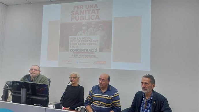 Los miembros de la Plataforma Ciudadana por la Sanidad Pública Kiko Puigventós, Isabel Coma, Antonio Picazo y Miguel Reyero en la presentación de un manifiesto para reactivar la entidad.
