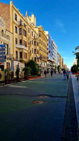 Calle Ordoño II, incluida en la Zona de Bajas Emisiones de León capital.