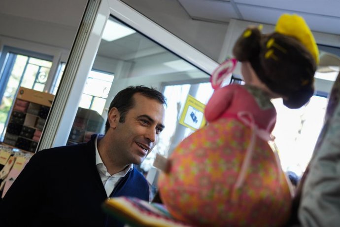 El ministre d'Economia, Comerç i Empresa, Carlos Cuerpo, atén els mitjans en l'Ajuntament de Sedaví