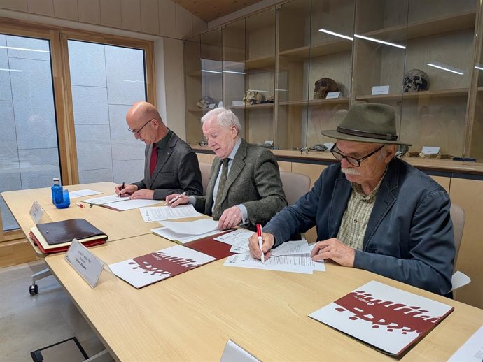 O reitor da Universidade de Burgos, José Miguel García (à esquerda); o presidente da Fundação Atapuerca, Antonio Miguel Méndez pozo; e o vice-presidente, Eudald Carbonell.