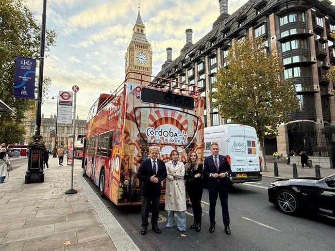 La imagen de la ciudad de Córdoba vuelve a estar presente en las calles de Londres a través un autobús turístico, de los conocidos vehículos rojos de dos plantas, que recorre los puntos de mayor relevancia de la capital.