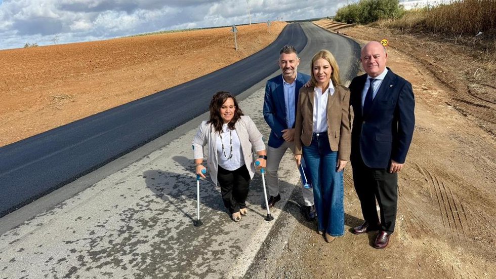 El vicepresidente de la Diputación y concejal en Antequera, Juan Rosas, y la diputada de Fomento e Infraestructuras, Nieves Atencia, han visitado los trabajos en la MA 5408 junto al alcalde de Antequera, Manuel Barón, y la concejala Sara Ríos.