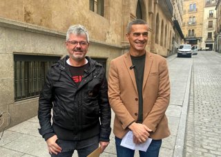 Manuel Hernández (i) y Jesús Luis de San Antonio, a las puertas de la Diputación de Salamanca.