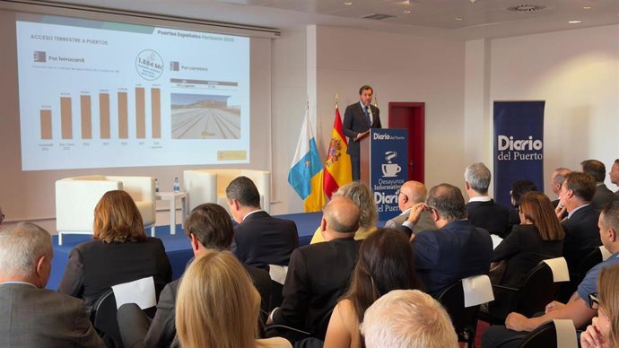 El ministro de Transportes, Óscar Puente, en un desayuno informativo en Las Palmas de Gran Canaria