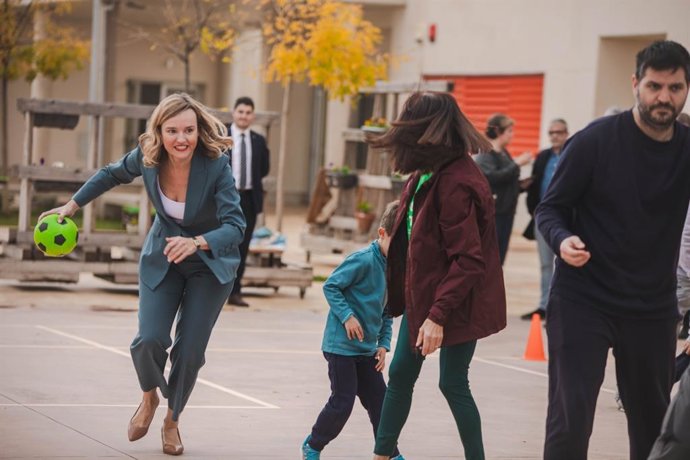La ministra de Educación, Pilar Alegría, ha visitado este jueves el CEIP Katia Acín de Binéfar, que impulsó inicialmente esta iniciativa.