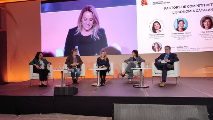 La secretaria general de Presidencia, Eva Giménez; la directora general de Energia, Marta Morera; la consejera delegada el Institut Català de Finances (ICF), Vanessa Servera, y el director ejecutivo de Acció, Joan Romero