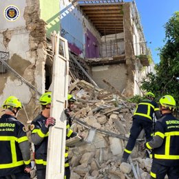 Archivo - Bomberos actuando tras el derrumbe de la finca de la calle Zarza en Jerez.