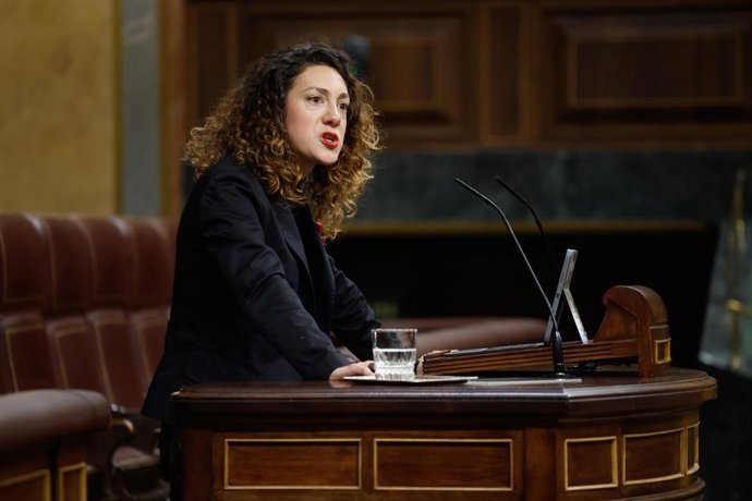 Aina Vidal, deputada de Sumaré, falando durante uma sessão plenária do Congresso dos Deputados, em 28 de outubro de 2025, em Madri (Espanha).