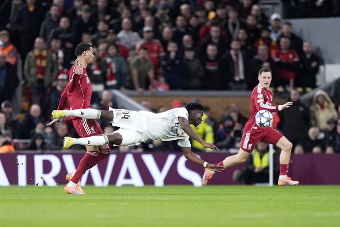 04 November 2025, United Kingdom, Liverpool: Liverpool's Hugo Ekitike (L) and Real Madrid's Aurelien Tchouameni battle for the ball during the UEFA Champions League soccer match between Liverpool and Real Madrid at Anfield. Photo: Peter Byrne/PA Wire/dpa