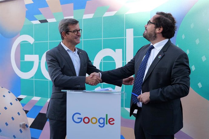 El consejero de Industria, Jorge Paradela, y el director de Políticas Públicas y Relaciones Institucionales de Google Iberia, Miguel Escassi, han firmado un protocolo general de actuación entre la Agencia Digital de Andalucía y Google.