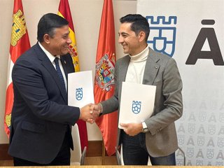 El presidente de la Diputación, Carlos García; y el director del Grupo TIDOP de la Universidad de Salamanca, Diego González Aguilera.
