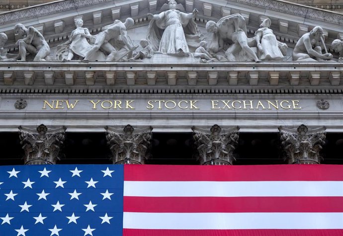 Archivo - 07 July 2025, US, New York: A US flag hangs on the facade of the New York Stock Exchange on Wall Street in Manhattan's financial district. Photo: Sven Hoppe/dpa