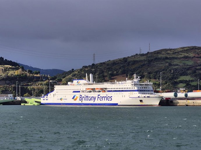 'Saint-Malo' Brittany Ferries Ontzi Enpresaren Lehenbiziko Ferry Hibridoa Bilboko Portuan