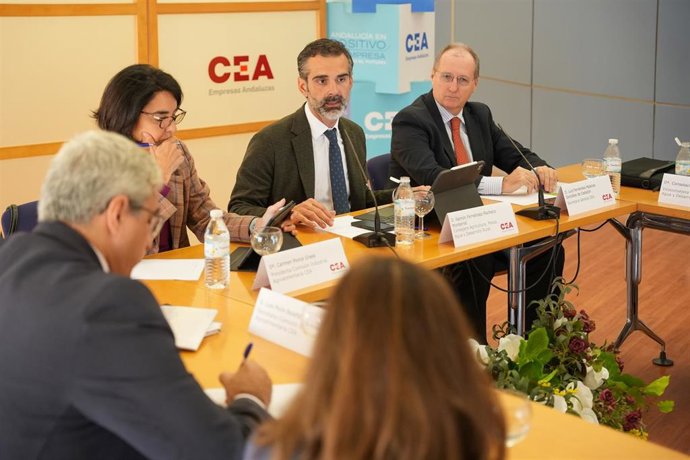 El consejero de Agricultura, Pesca, Agua y Desarrollo Rural, Ramón Fernández-Pacheco, flanqueado por Carmen Ponce, presidenta de la Comisión de la industria agroalimentaria de la CEA, y el secretario general de CEA, Luis Fernández-Palacios.