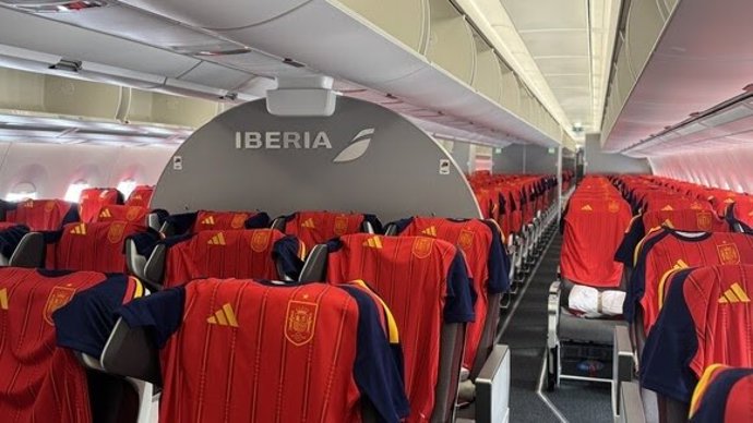 Iberia regala la nueva camiseta de España para el Mundial a los viajeros de un vuelo a México.