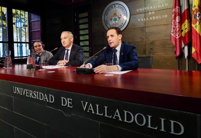 El rector de la Universidad de Valladolid (UVA), Antonio Largo Cabrerizo, junto al presidente de la Diputación de Valladolid, durante la presentación del evento de divulgación 'Naukas'