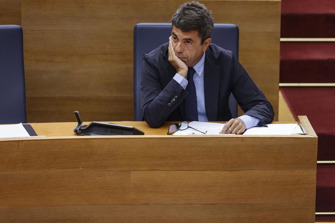 Archivo -  El president de la Generalitat, Carlos Mazón, intervé durant una sessió de control