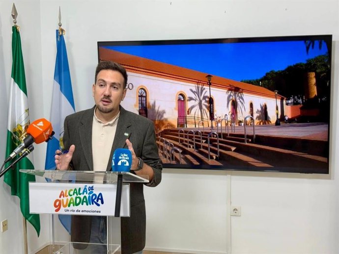 El delegado de Cultura del Ayuntamiemto de Alcalá, Christopher Rivas, en una rueda de prensa.