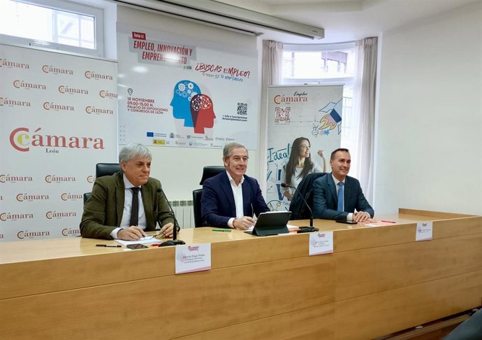 El presidente de la Cámara de Comercio de León, Javier Vega (centro), en la presentación de la presentación de la VII Feria de Empleo, Innovación y Emprendimiento de León.