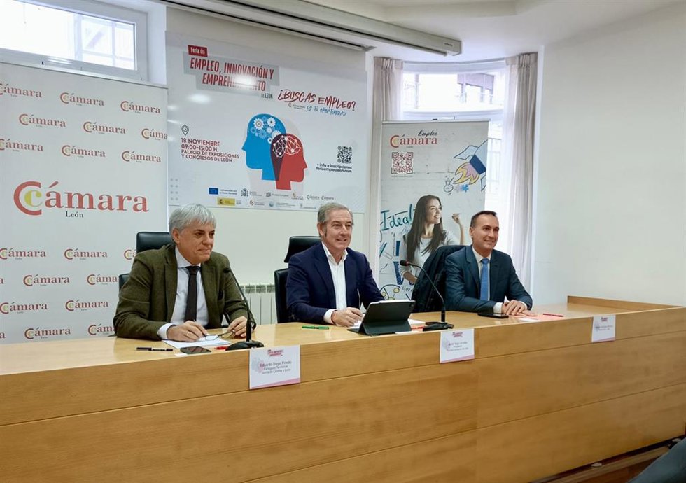 El presidente de la Cámara de Comercio de León, Javier Vega (centro), en la presentación de la presentación de la VII Feria de Empleo, Innovación y Emprendimiento de León.