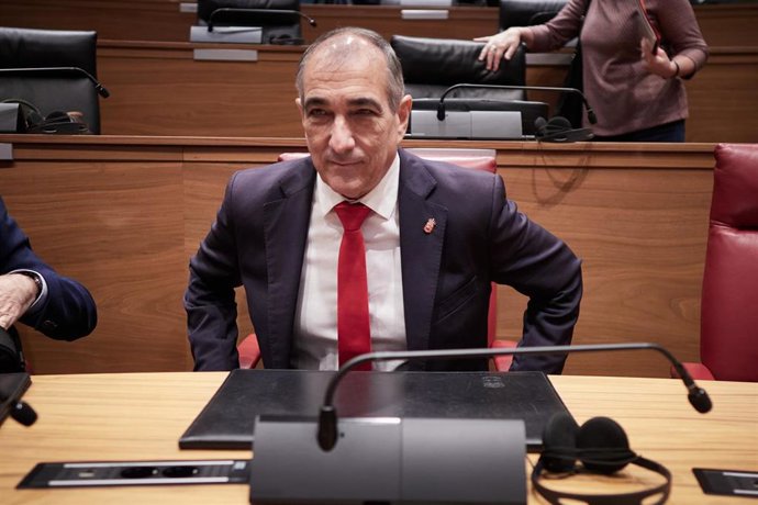 Archivo - El consejero de Cohesión Territorial del Gobierno de Navarra, Óscar Chivite, en el Parlamento de Navarra.