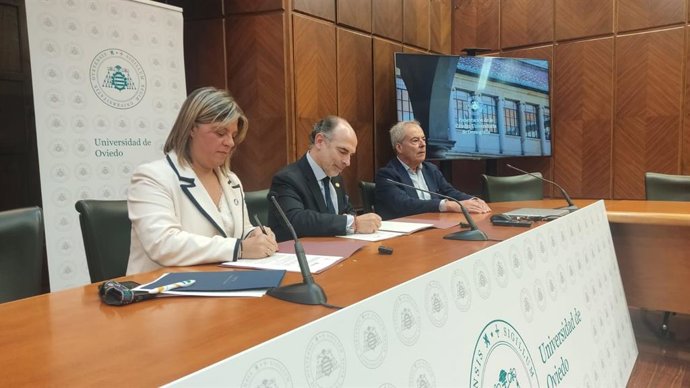 Firma para la creación de la Cátedra Universitaria de Demografía.