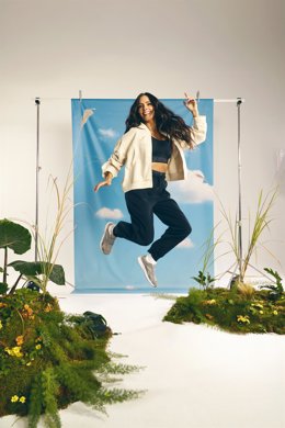 Cristina Pedroche elige Joma Barefoot para caminar de forma libre y natural.